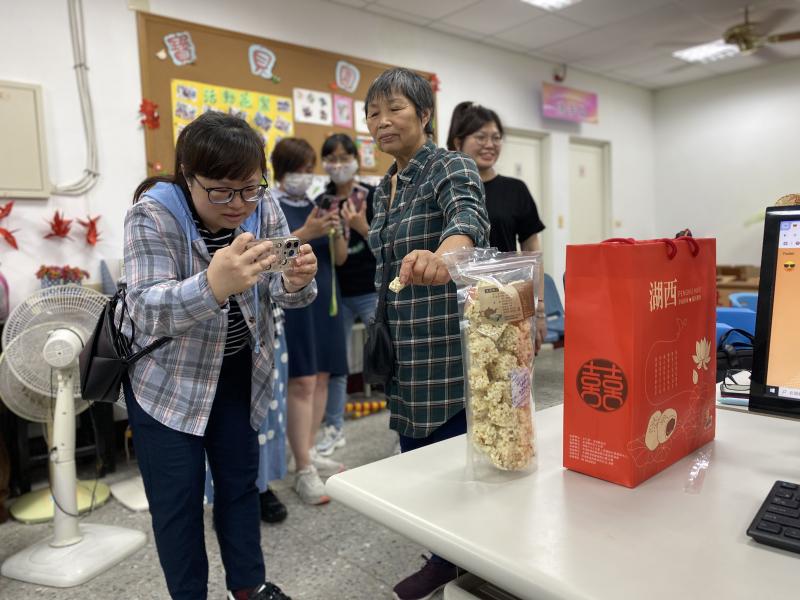 學員分工合作，負責拍攝與物件擺設，運用景深控制技巧，包裝背景模糊，凸顯影像主體。