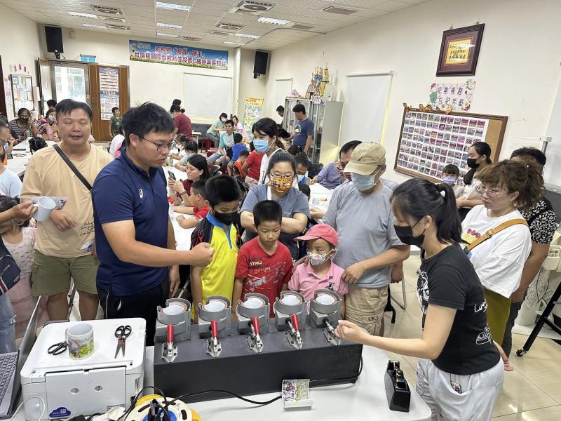 實際操作熱傳印機並完成美美又專屬個人作品的馬克杯