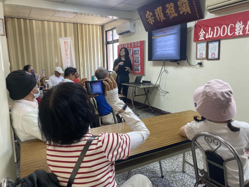 專業導演和大家介紹攝影技巧，學員們練習拍攝