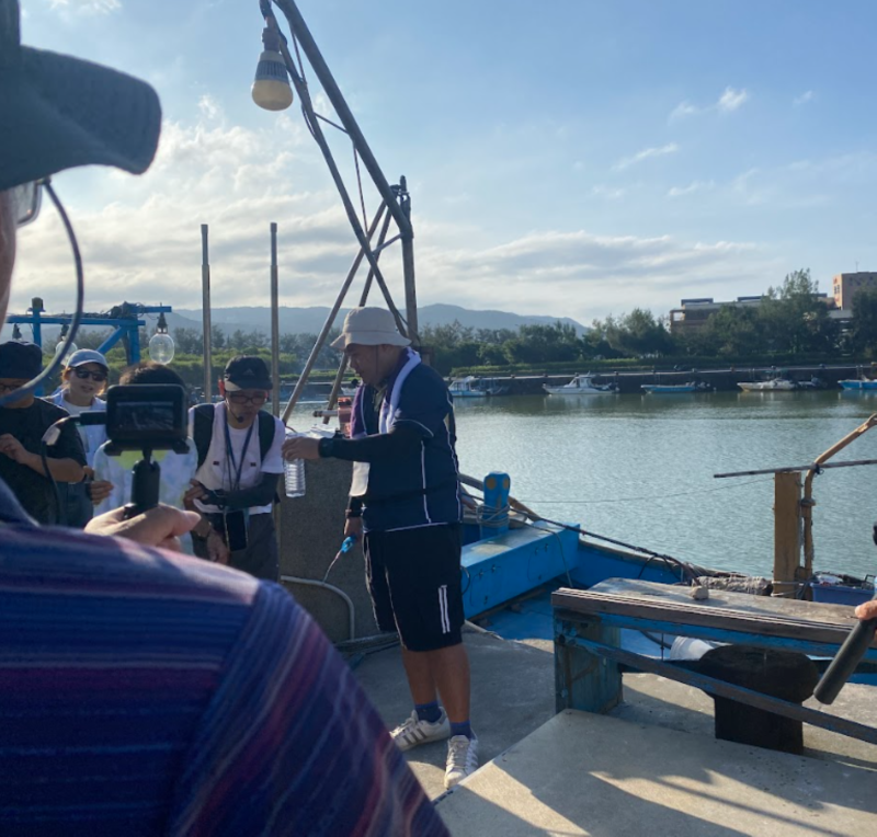 學員們在港口邊導覽邊進行拍攝紀錄。