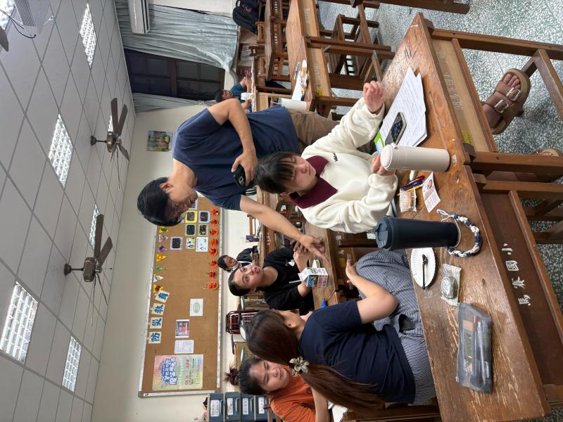 今天是我第一次參加雷雕創意設計課程，原本有點緊張，因為我是新住民，中文還不是很流利。但老師非常親切，一步一步地教我們如何用電腦繪圖，然後操作雷射雕刻機。我做了一個屬於自己的自畫像鑰匙圈，看到自己的畫變成作品時，真的很感動！