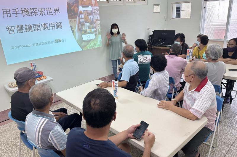 課程開跑！老師熱情登場，長輩們專心聽講，準備用Google Lens展開指尖小冒險！