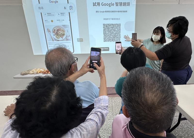 進入實作啦！阿伯也開掃，手機全場響起「逼～」聲，大家掃得超開心！