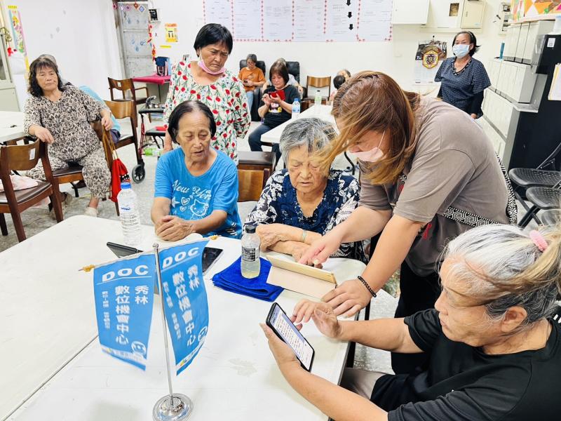 讓智慧科技走入長者生活，用平板連接家人、回憶與知識。