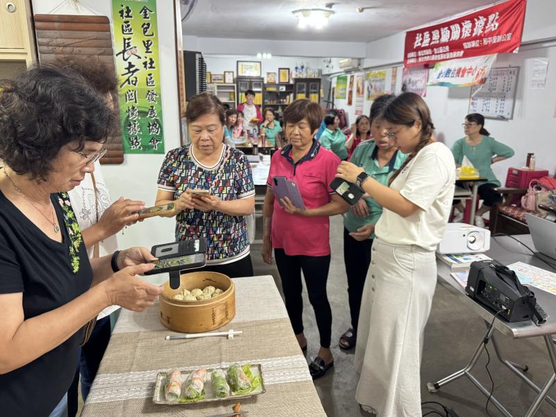 老師用金山美食地圖內店家教學員如何拍攝？