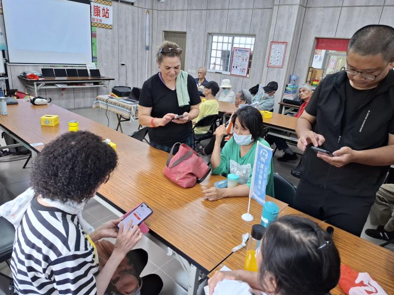 講師帶領學員安裝唱歌APP