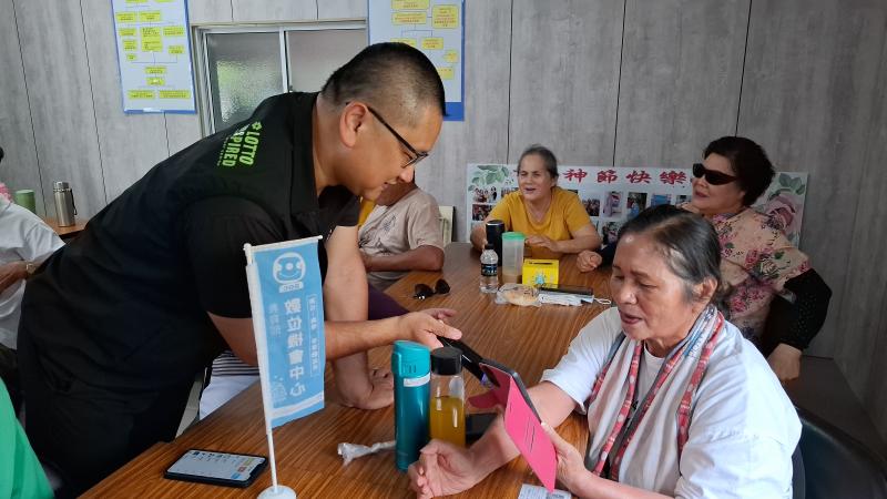 講師協助學員使用錄製APP錄製歌聲