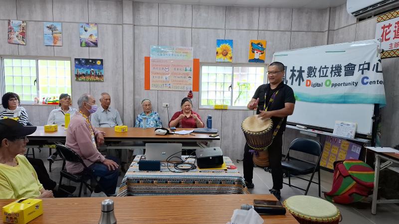 講師介紹數位機會中心計畫並用自己專長的非洲鼓進行開場