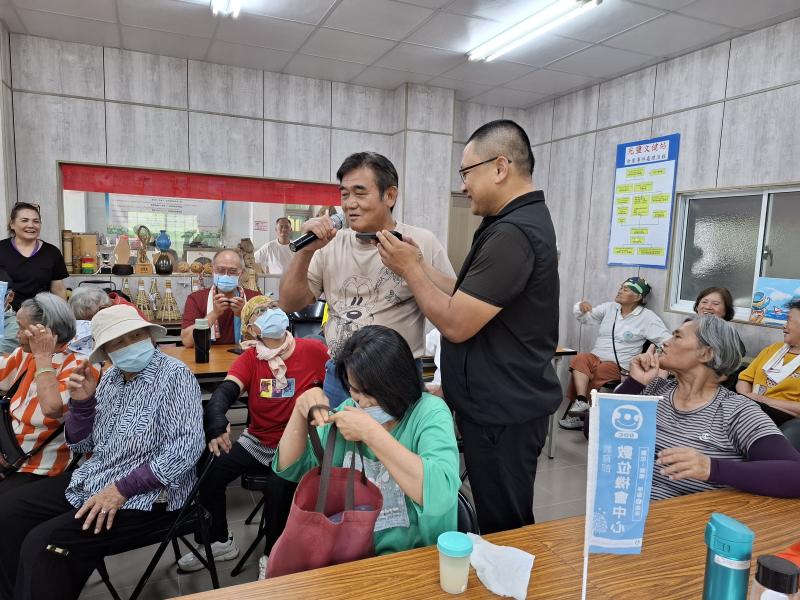 講師協助學員使用APP錄製歌聲