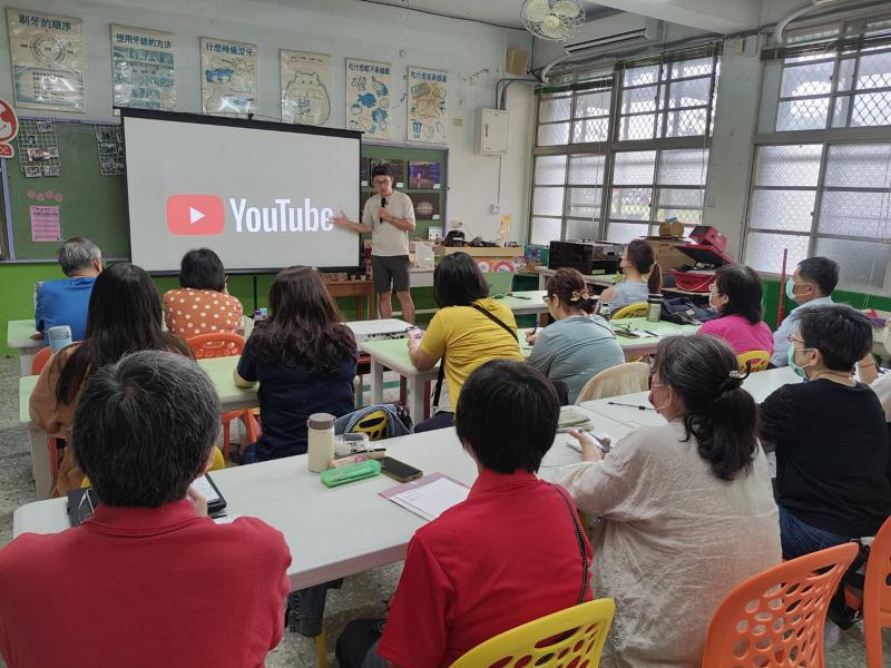 講師賴政達正在介紹影音平台