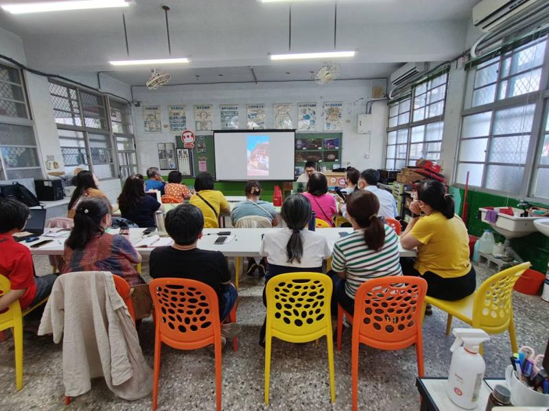 學員完成剪輯後，一起欣賞的畫面