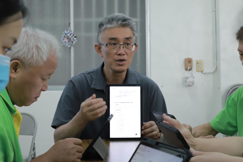 講師帶領合作據點工作者運用AI學習撰寫據點課程計畫書