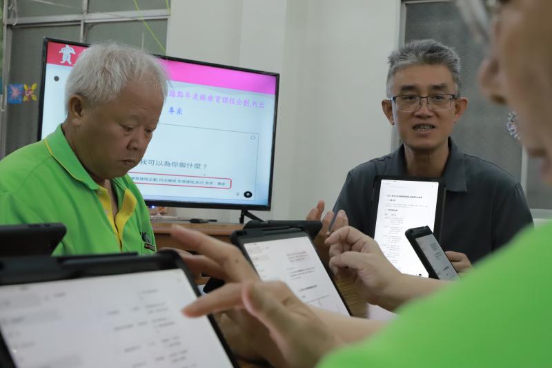 講師帶領合作據點工作者運用AI學習撰寫據點課程計畫書-1