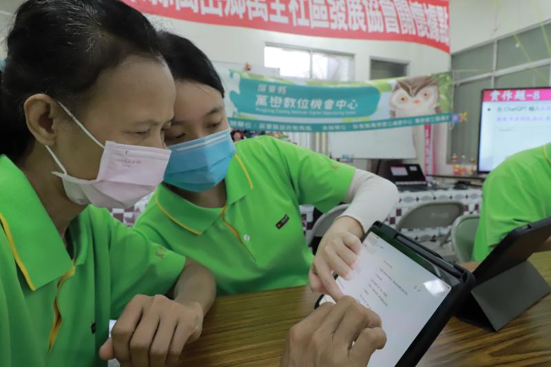 講師帶領合作據點工作者運用AI學習撰寫據點課程計畫書-2