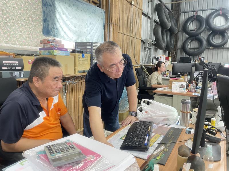 帶領學員進行簡報設計