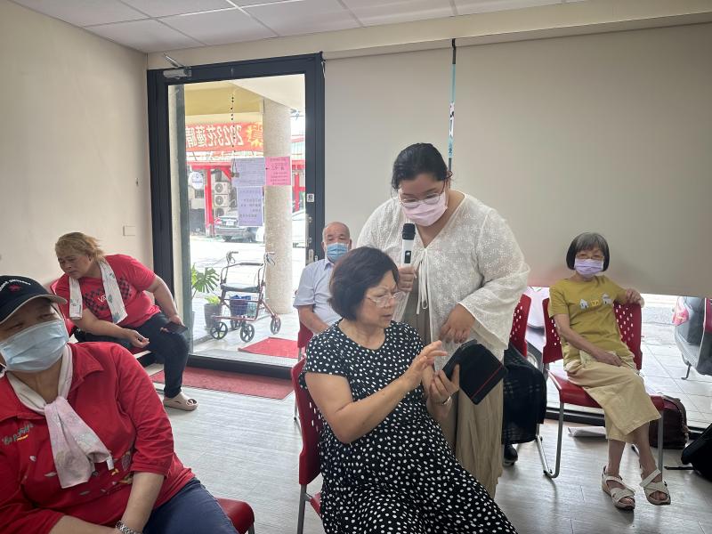 老師一步步教大家下載、註冊、查詢車次與訂票，讓搭火車不再需要跑車站，手機點一點就搞定，學員們直呼：「好方便！」