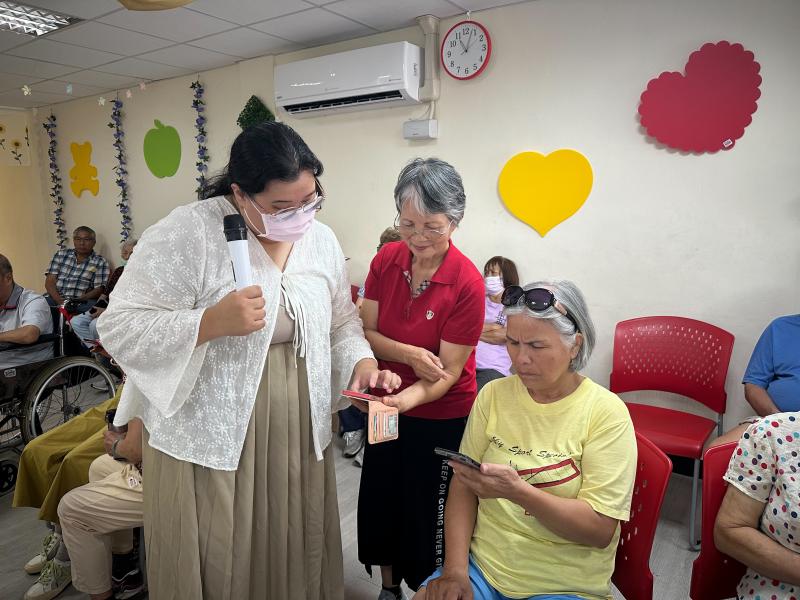 大家邊學邊操作，成功訂出人生第一張手機火車票，成就感滿滿！期待未來更多政府服務也能透過手機輕鬆完成～