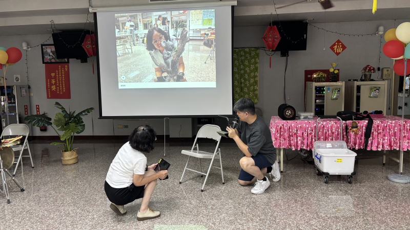 利用手機搜尋3D和擴增實境 (AR)，並和動物一起合照。