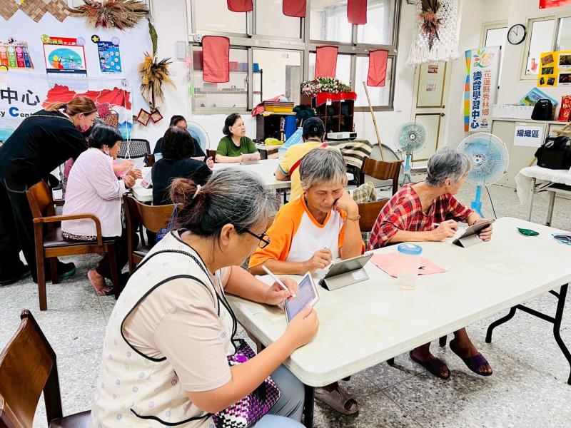 長者參加數位電繡課程，先自行在平板上繪製喜愛的圖案，不僅操作簡單也同時激發創意與成就感。