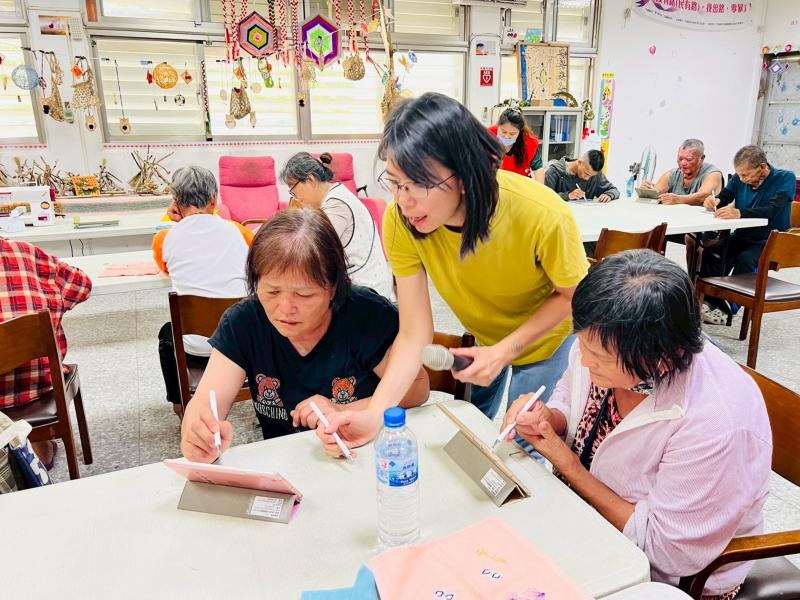 長者們上課時專注地使用平板繪圖，每一步都仔細學習