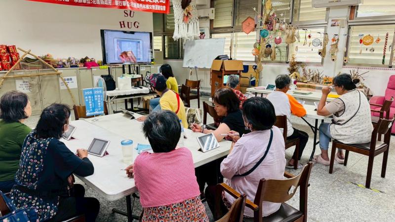 和長輩們一起完成了一場充滿科技感與文化溫度的手作旅程—趣味玩電繡