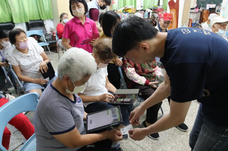 學習操作與運用【發票小幫手】如何快速掃描發票、學習運用數位自動對獎