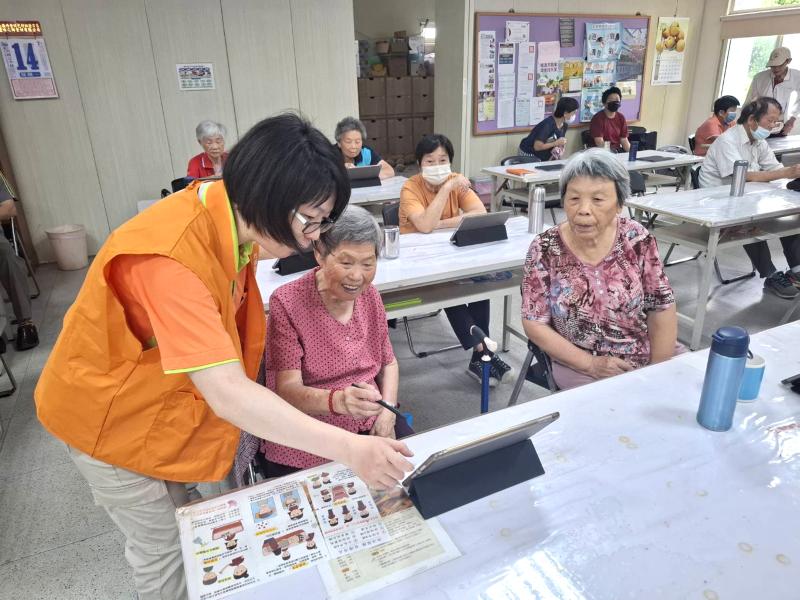 執秘協助長輩操作