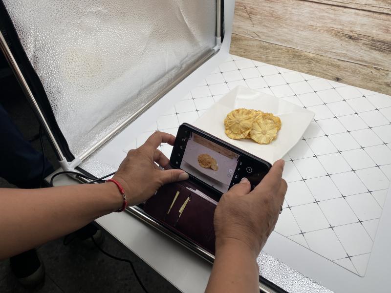 拍攝鳳梨果乾，因對焦點不同，亮度與焦點也有所差異。