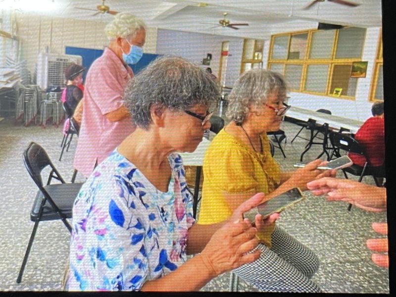 老師認真的講解，學員認真的學習。互相練習