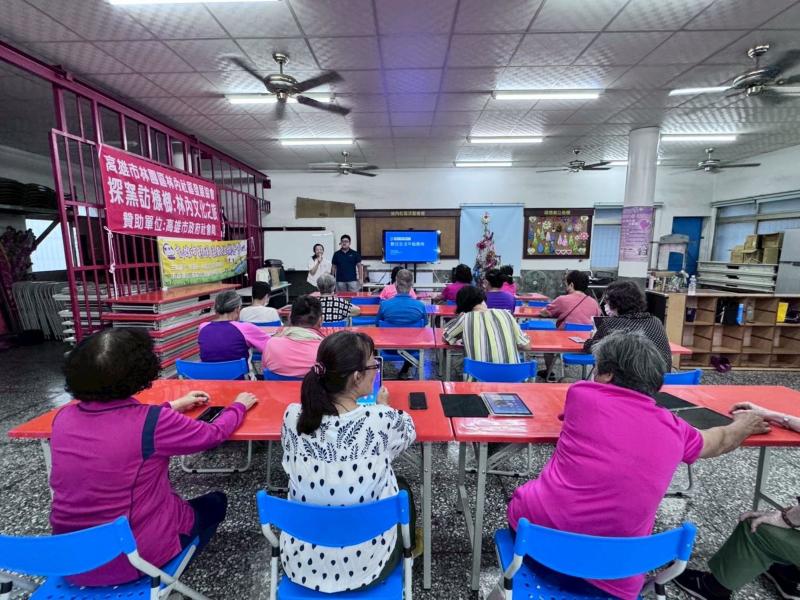 走入巷弄與社區關懷據點，實地邀請長者參與數位課程，藉由主動出擊的教學方式，把資源送到家門口，也把溫暖與關懷送進每一位長輩的心裡。