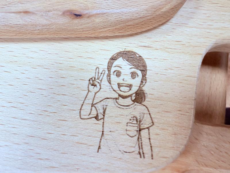 學員設計之雷雕作品砧板「笑容滿滿之婕翎」