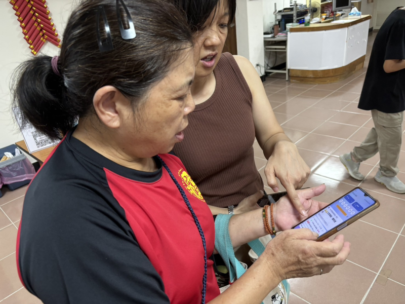 詐騙與謠言頻傳，協助學員加入「MyGoPen｜麥擱騙」line官網，可以查證網路上的訊息是否真假。