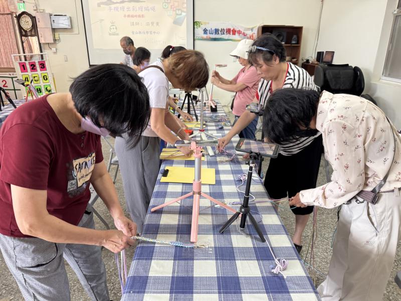 學員用手機縮時攝影自做彩繪編繩