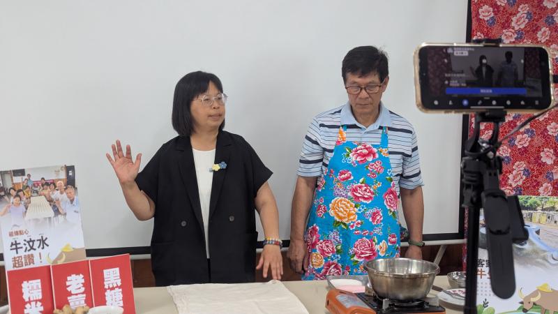 老師講解直播佈景與擺設