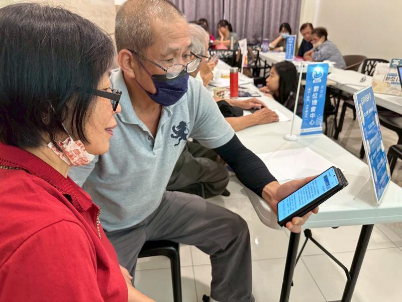 學員利用操作時間，研討分享操作軟體