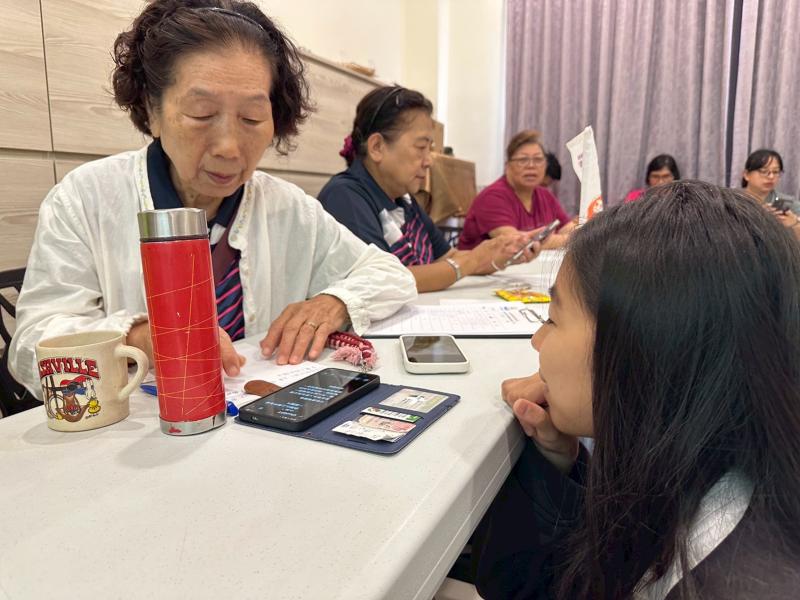 學員互相討論關於軟體的操作方式，年輕學員與長輩互相學習