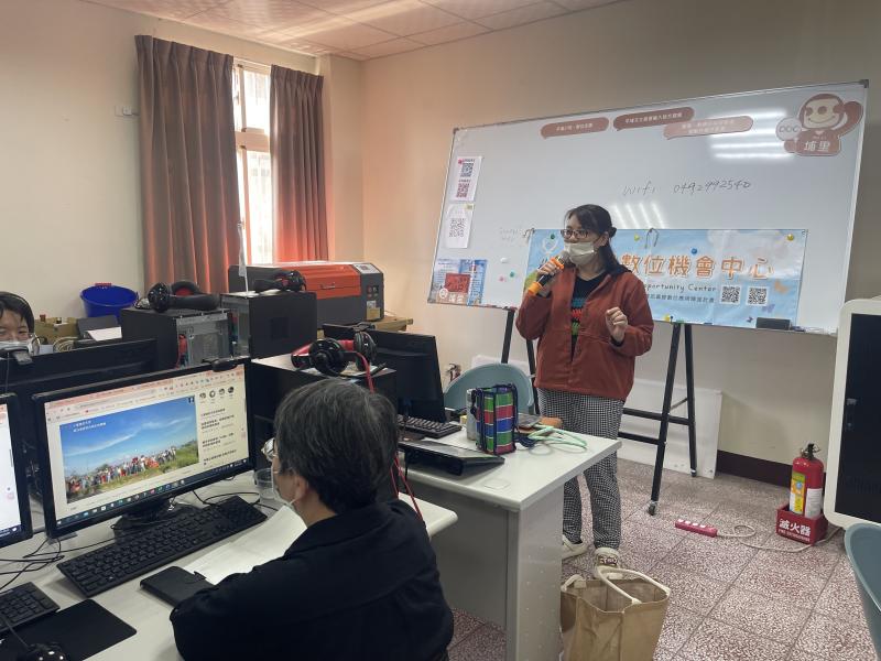 這堂課由返鄉青年講師擔任主講,帶著滿滿熱情用簡單明瞭的方式,講解如何撰寫一篇有溫度的公民報導。