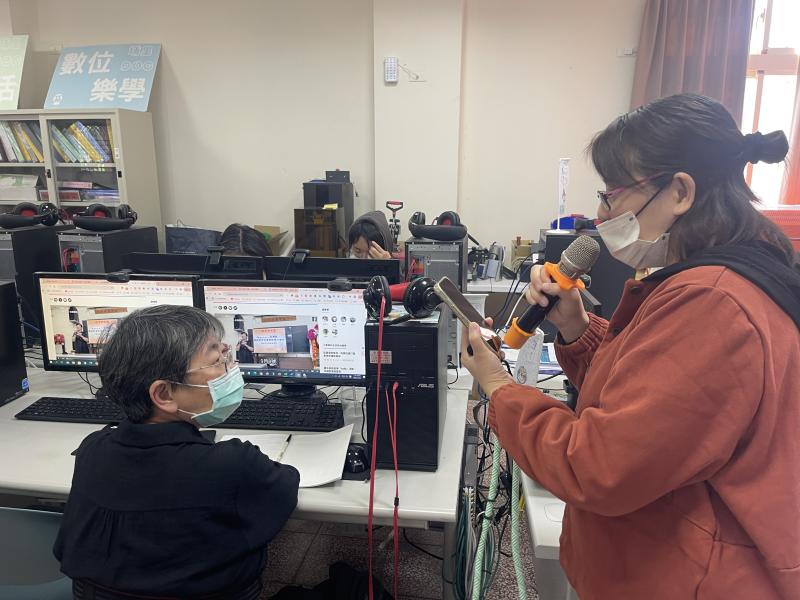 講師手把手指導學員如何用手機錄音、講解內容拍攝重點,讓大家體驗當「主播」的感覺。