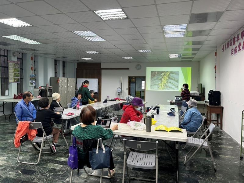 講師在台上介紹在地常見植物，帶領學員認識植物特徵與生活應用方式