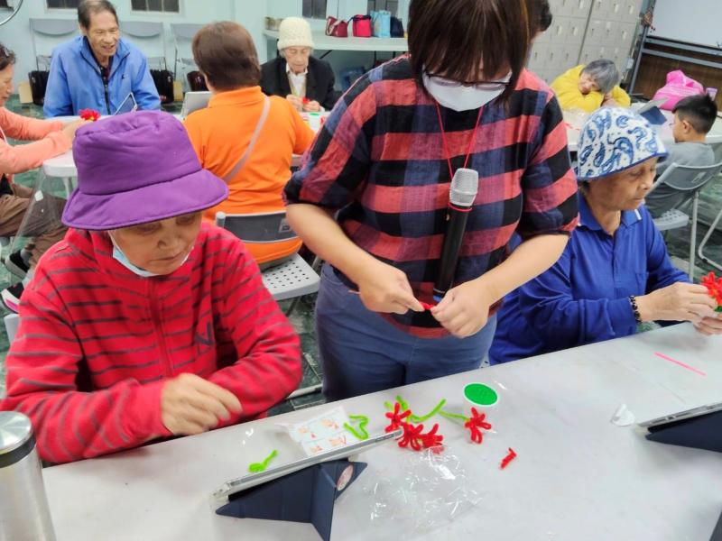 學員將辨識到的植物轉化為 DIY 手作作品