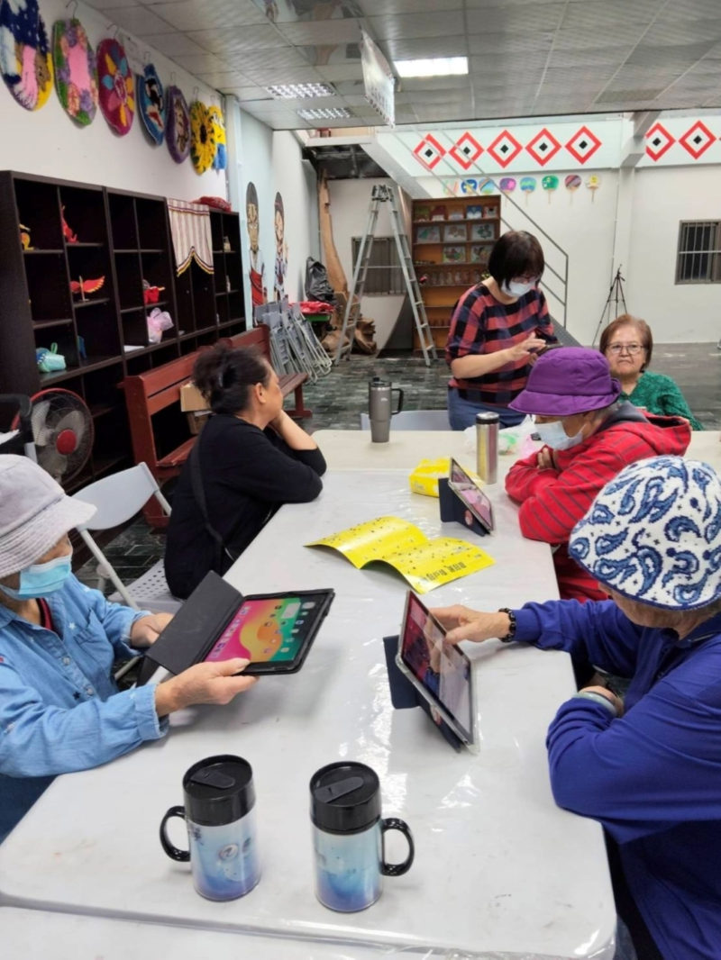 實作時，講師一對一協助長者使用平板辨識植物，讓科技不再遙遠。