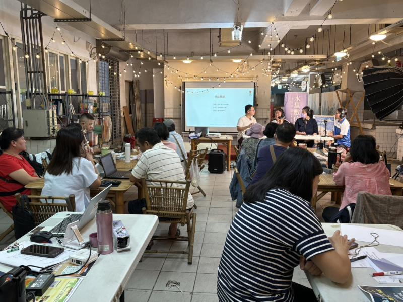 學員分組來體驗播客的實際情景.