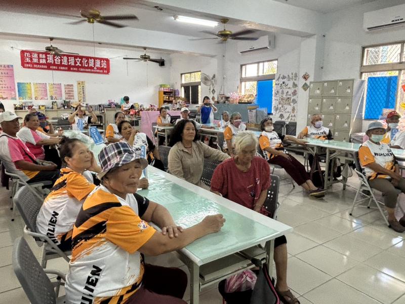 學員上課情形學員專心聽講師說如何自己照相