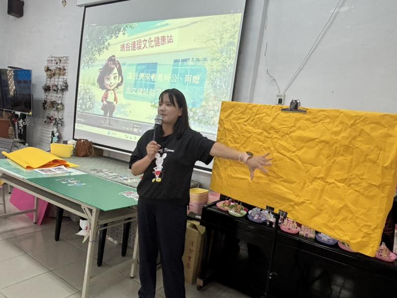 講師講解如何將印下的圖像貼上