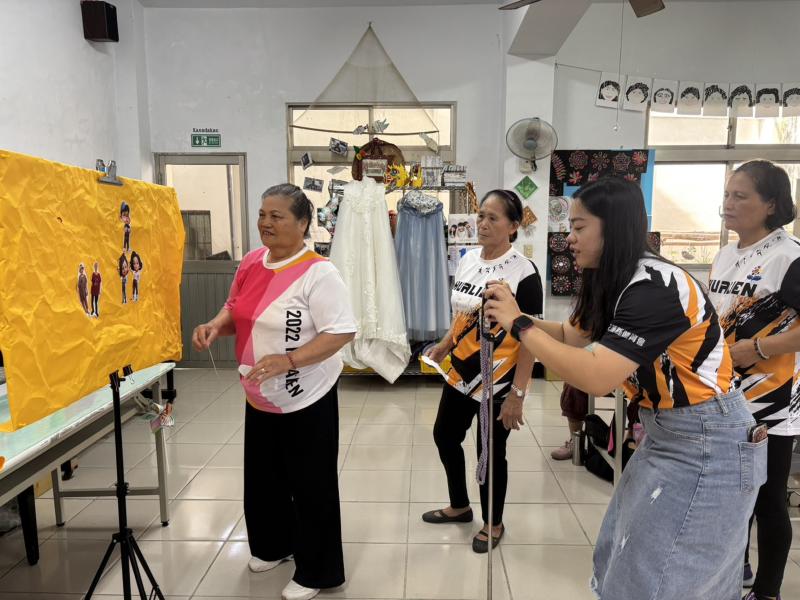 大家輪流來動手貼圖象