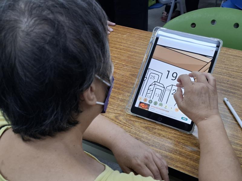 實際操作平板長輩說原來怎麼好玩 下課都還想玩