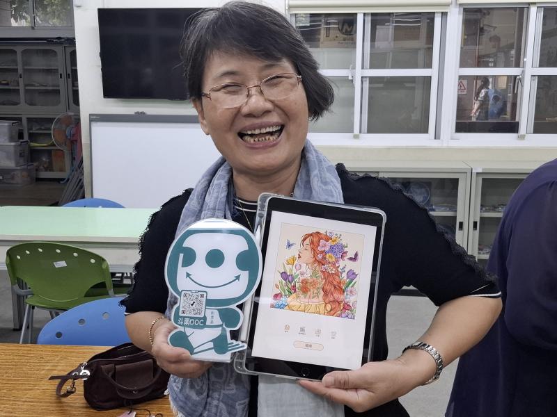 完成作品的長輩笑得好開心