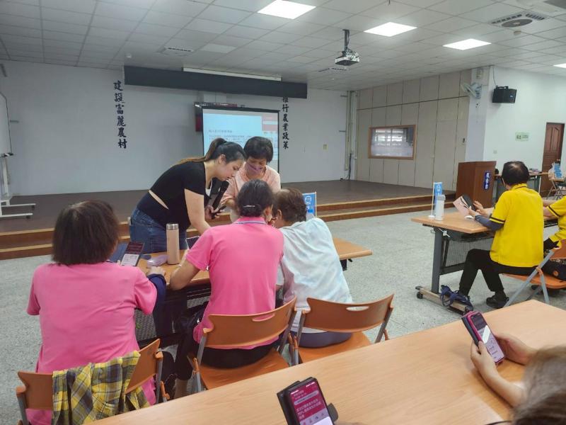 講師親自指導學員下在上課應用程式