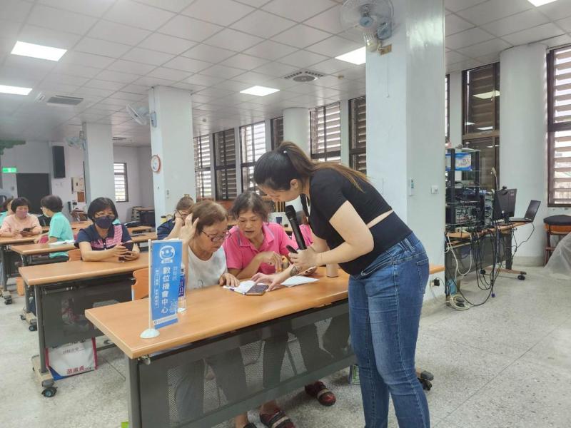 講師親自示範軟體應用功能展示於學員