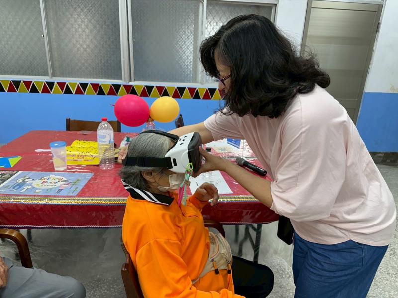 講師指導學員操作VR裝置